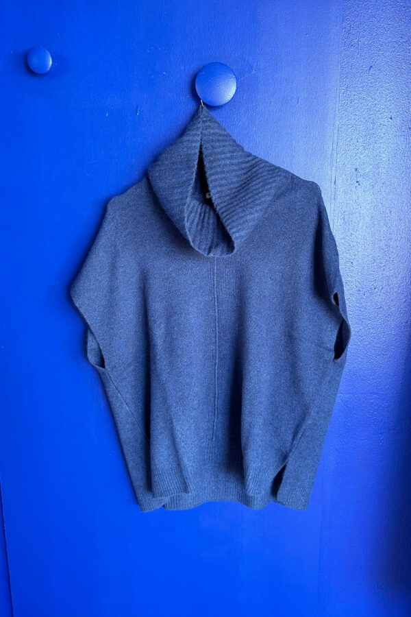 Zo-bee-mansted-dark-blue-knit-vest-aw23