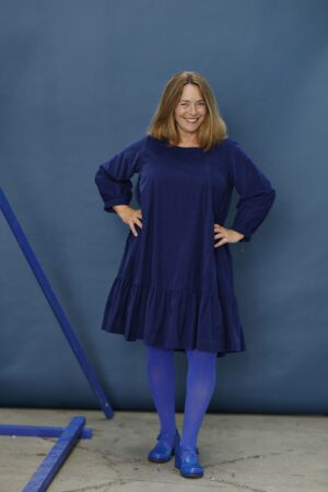 mc906c-blue babycord dress-mcverdi-blå fløjlskjole med flæse-2