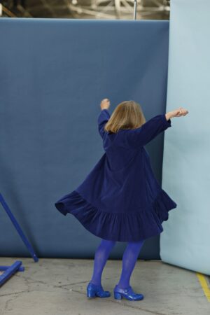 mc906c-blue babycord dress-mcverdi-blå fløjlskjole med flæse