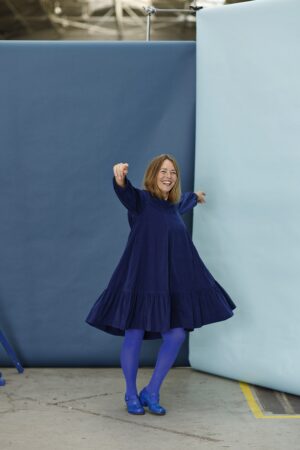 mc906c-blue babycord dress-mcverdi-blå fløjlskjole med flæse-4