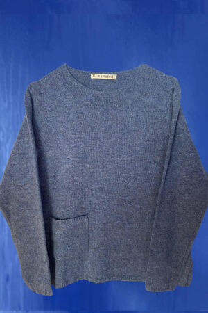 Denimblue sweater med lille lomme fra Mansted