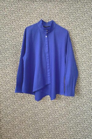 Skjorte med asymmetrisk lukning i koboltblå fra YaccoMaricard
