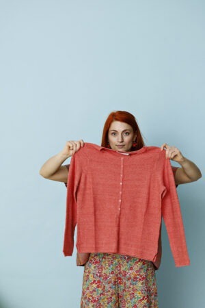 Coral-colored cardigan from Mansted