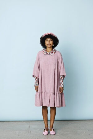 mc922d-rosa-rose-dress-kjole-hørkjole-flæsekjole-linen-linendress-sommer24