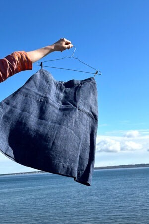 Blå kjol i tryckt tvättat linne