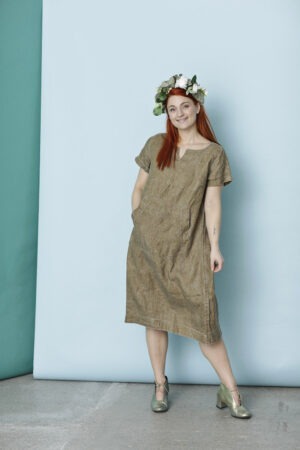 Loose dress in golden printed washed linen